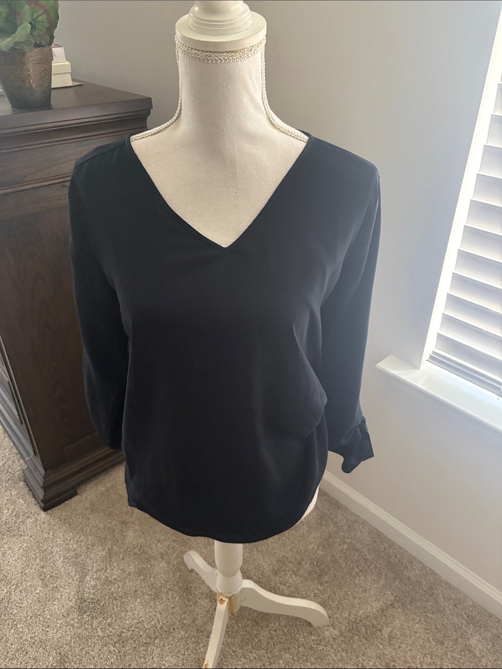 Anne Taylor Women's Black V-Neck Long Sleeve Top